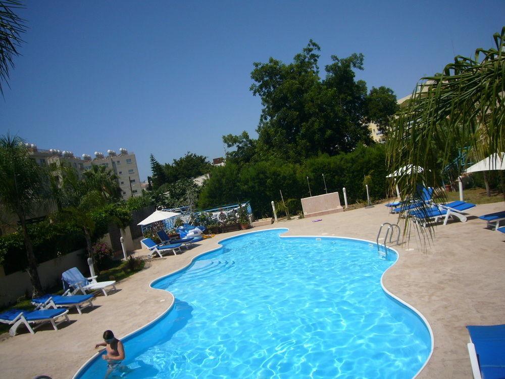 Blue Oasis Gardens Lägenhet Limassol Exteriör bild